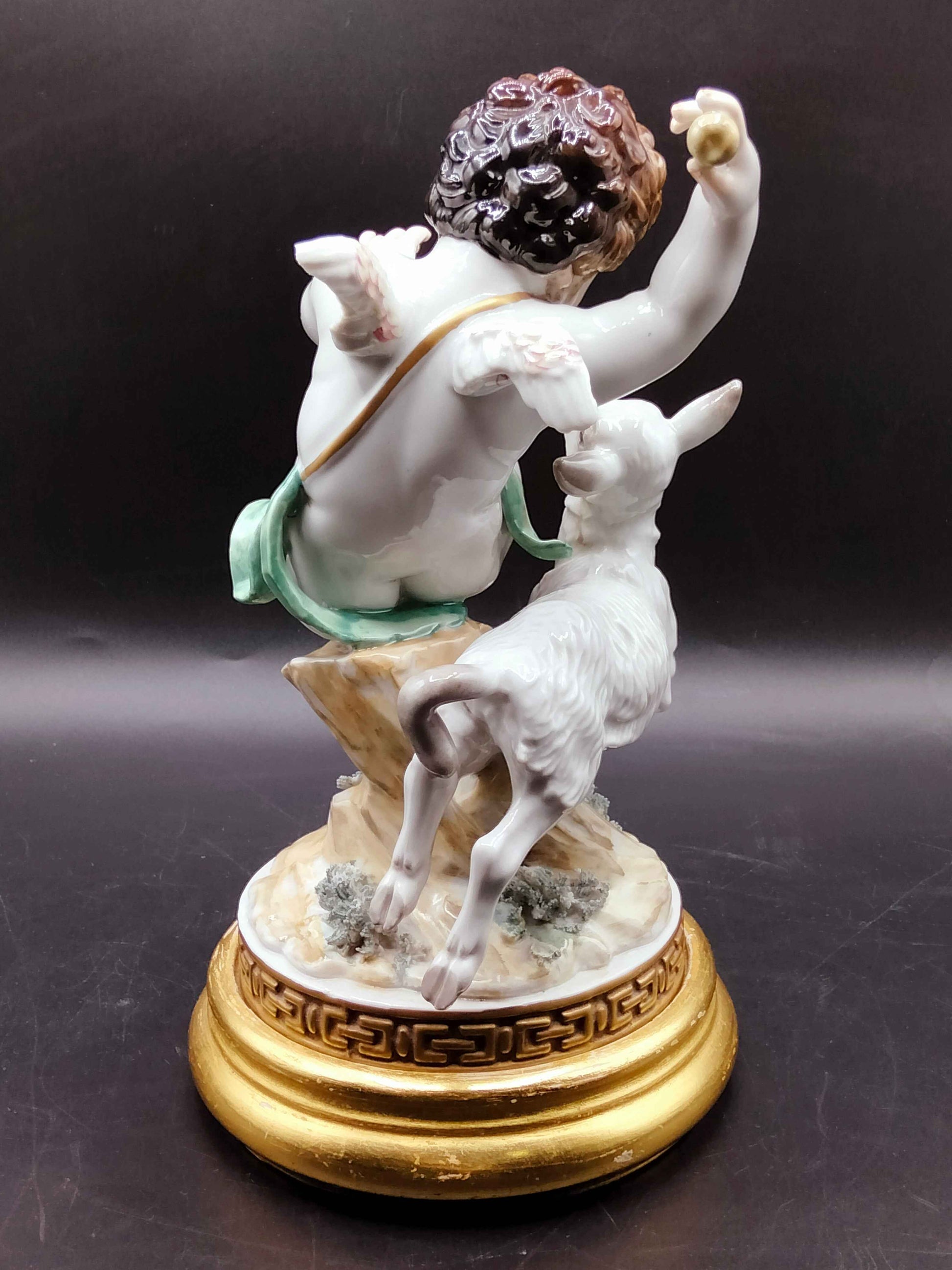 Vista trasera de la figura Algora con Borreguito - Ángel, mostrando alas detalladas y borreguito en porcelana artística. Pieza exclusiva para coleccionistas.