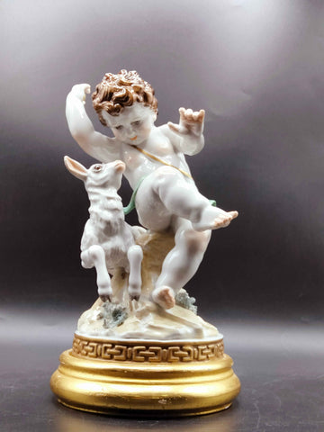 Figura decorativa Algora con Borreguito - Ángel en porcelana fina, con base dorada y detalles realistas. Ideal para decoración elegante del hogar.
