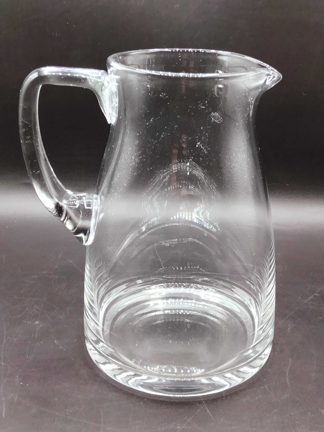 Jarra Transparente de cristal Elegante – Antigüedad de Calidad con diseño clásico y asa robusta, ideal para decoración de mesa vintage.