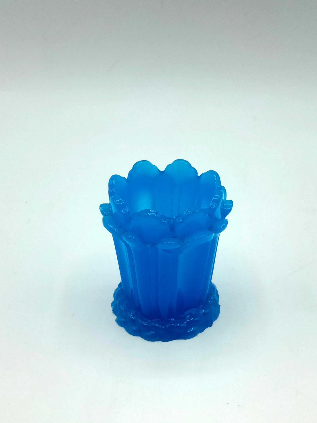 Palillero de Opalina Azul con diseño floral vintage, ideal para decoración de mesa o tocador. Elegancia y estilo único en decoración retro.