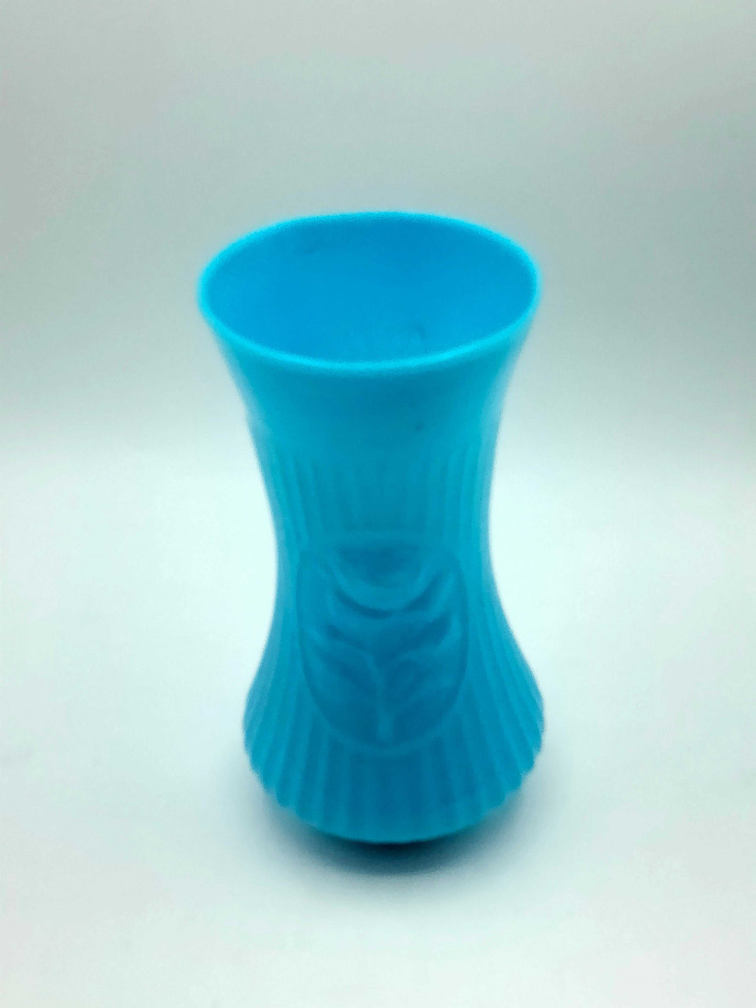 Florero de opalina azul con rosa en relieve, estilo clásico ideal para decoración vintage. Perfecto para el hogar o jardín.