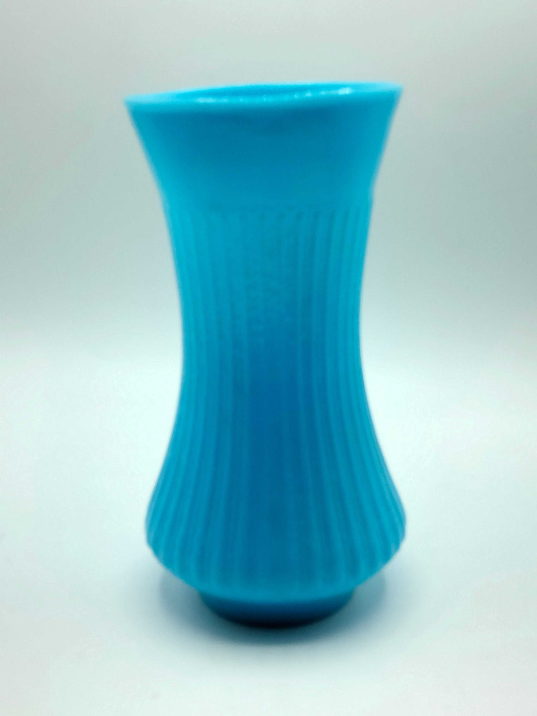 Florero de opalina azul con rosa en relieve, estilo clásico ideal para decoración vintage. Perfecto para el hogar o jardín.