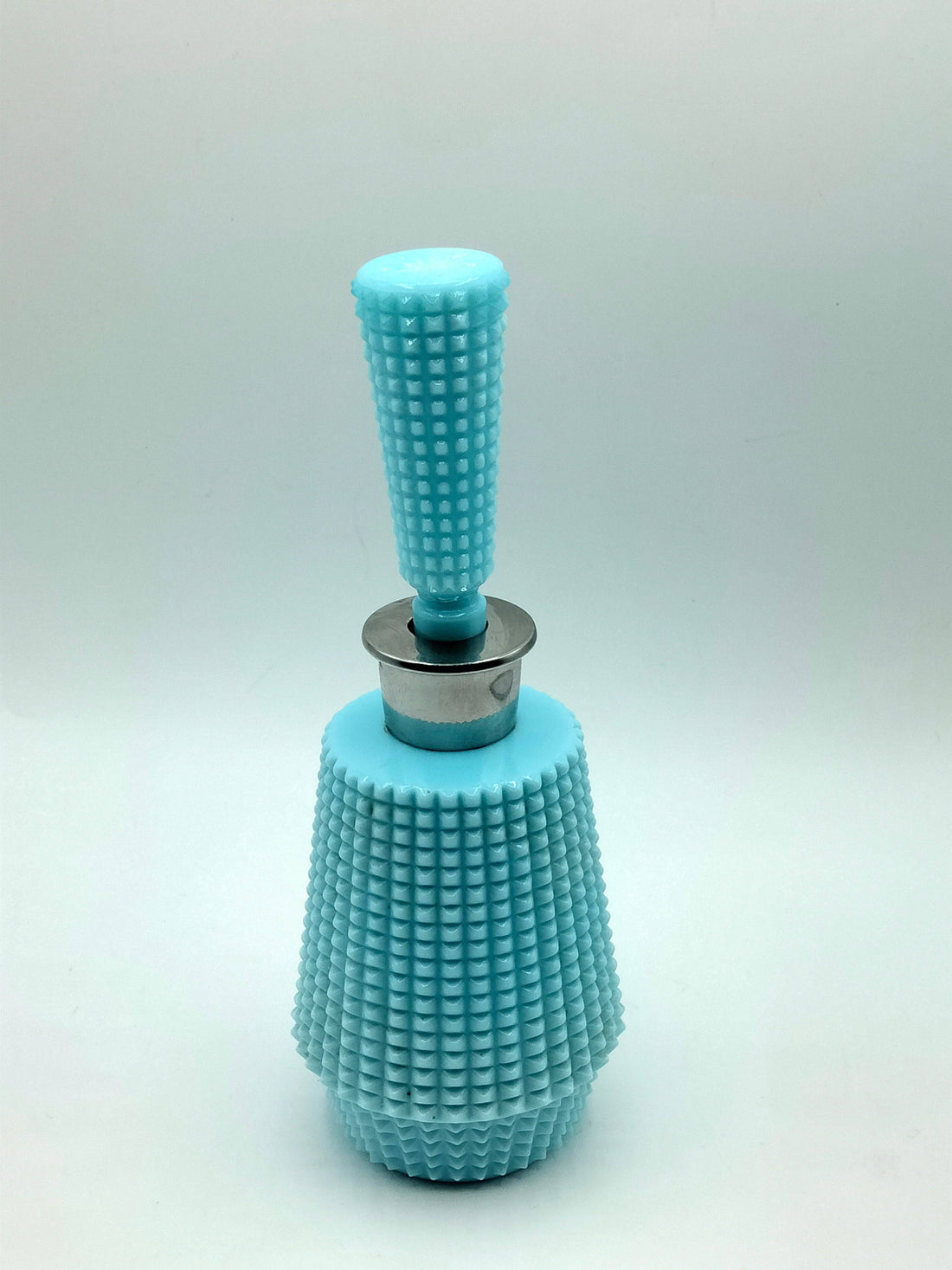 Tarro perfumero en opalina celeste con decoración única y tapa texturizada, ideal para tocador vintage. Perfecto para coleccionistas de tarros de colonia.