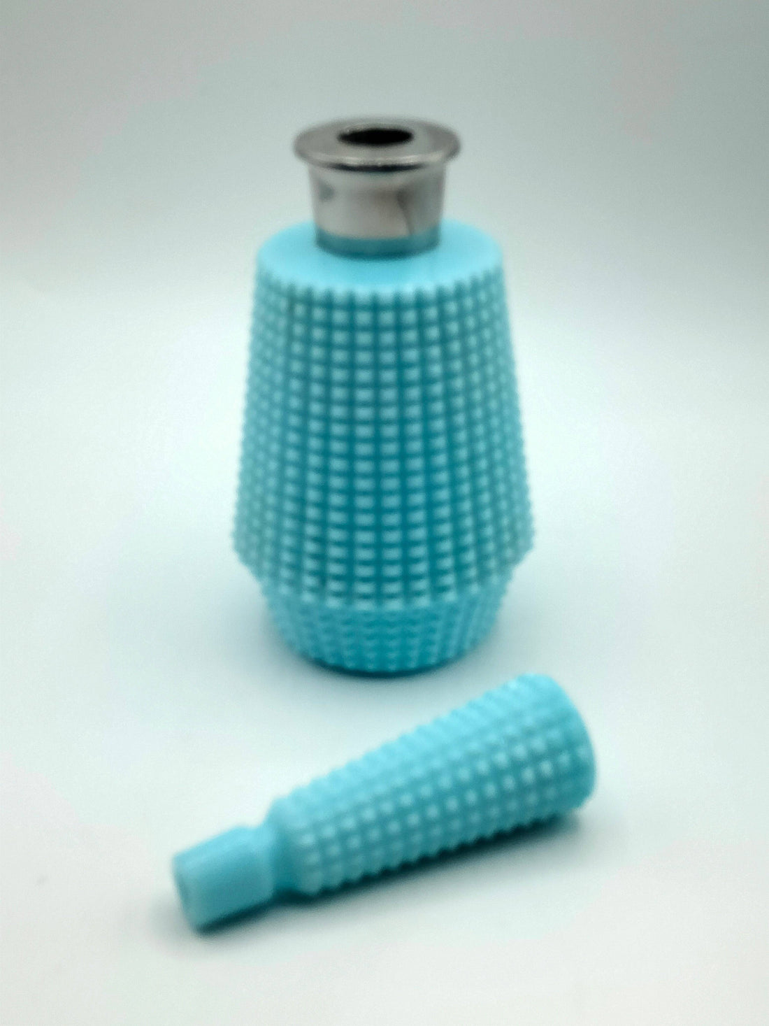 Tarro perfumero en opalina celeste con decoración única y tapa texturizada, ideal para tocador vintage. Perfecto para coleccionistas de tarros de colonia.