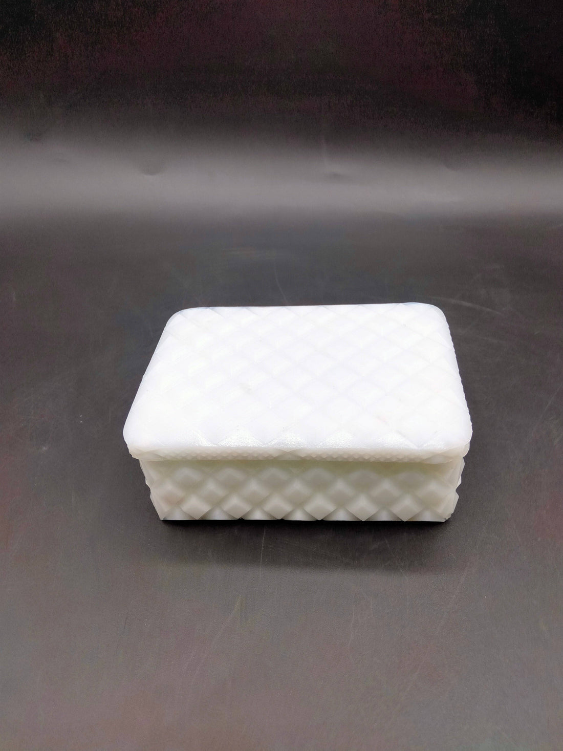 Joyero de opalina blanca decorado en rombos, excelente calidad, con tapa cerrada. Ideal para tocador o decoración vintage elegante.