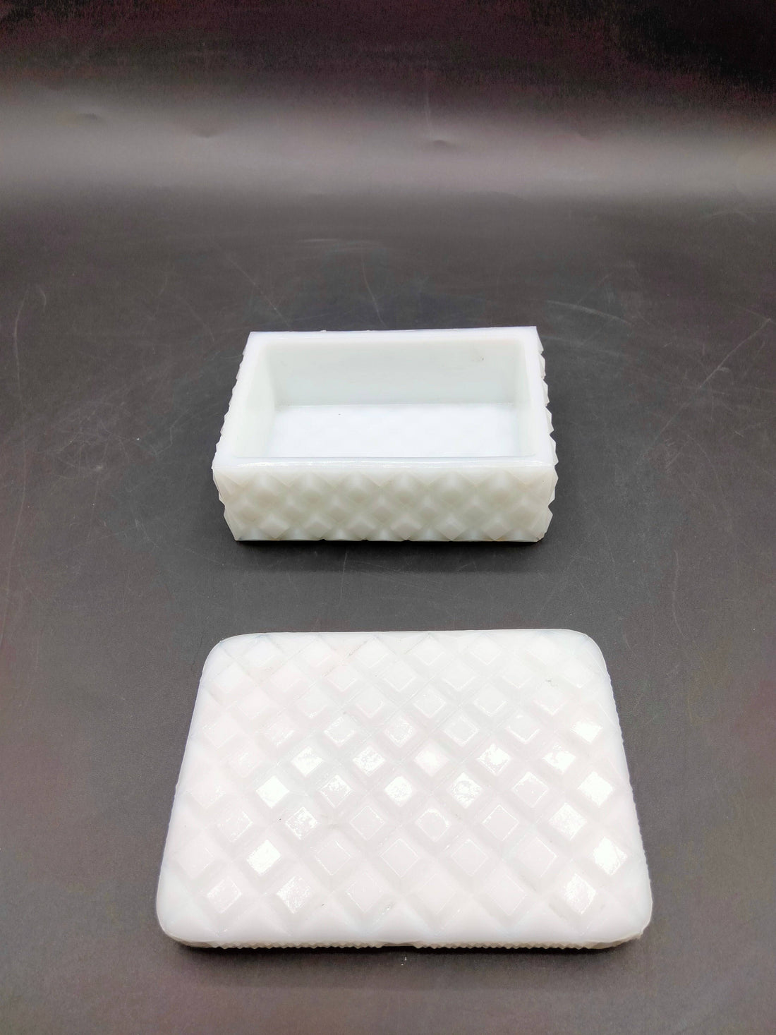 Joyero de opalina blanca decorado en rombos, excelente calidad, con tapa cerrada. Ideal para tocador o decoración vintage elegante.