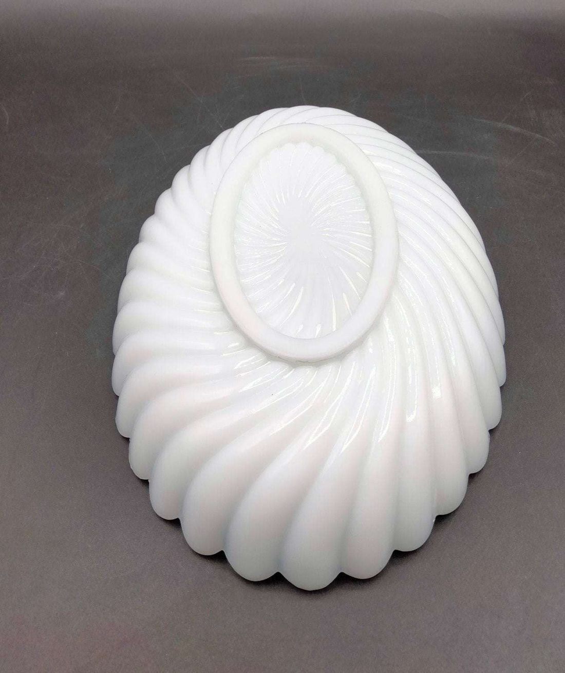 Bandeja ovalada de opalina blanca con borde dentado, pieza única ideal para decoración vintage o centro de mesa elegante.