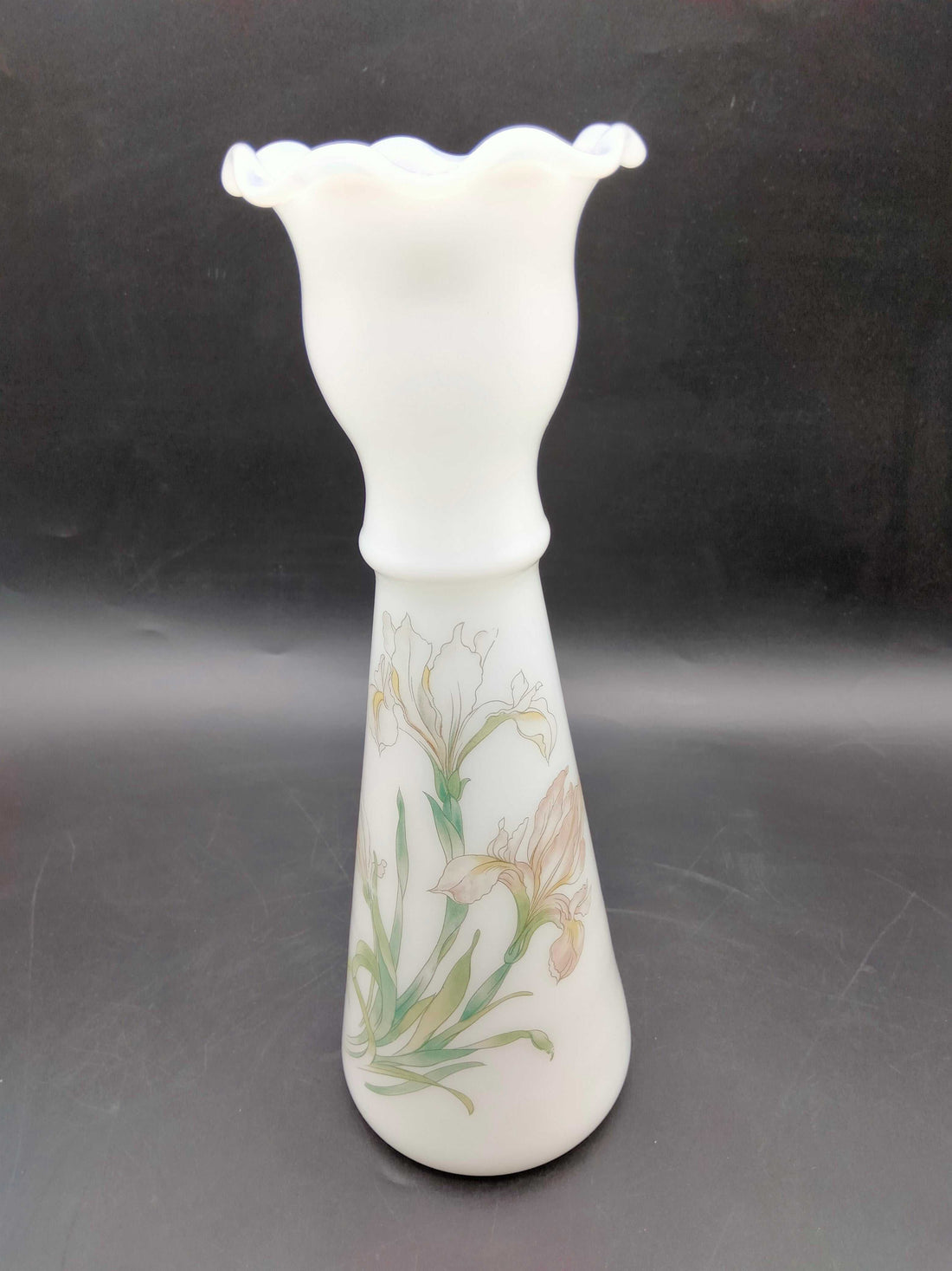 Florero de opalina blanca de 23 cm con flores pintadas a mano en tonos pastel. Decoración tradicional ideal para mesas y estanterías.