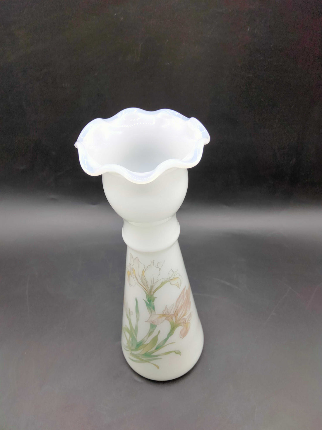 Florero de opalina blanca de 23 cm con flores pintadas a mano en tonos pastel. Decoración tradicional ideal para mesas y estanterías.