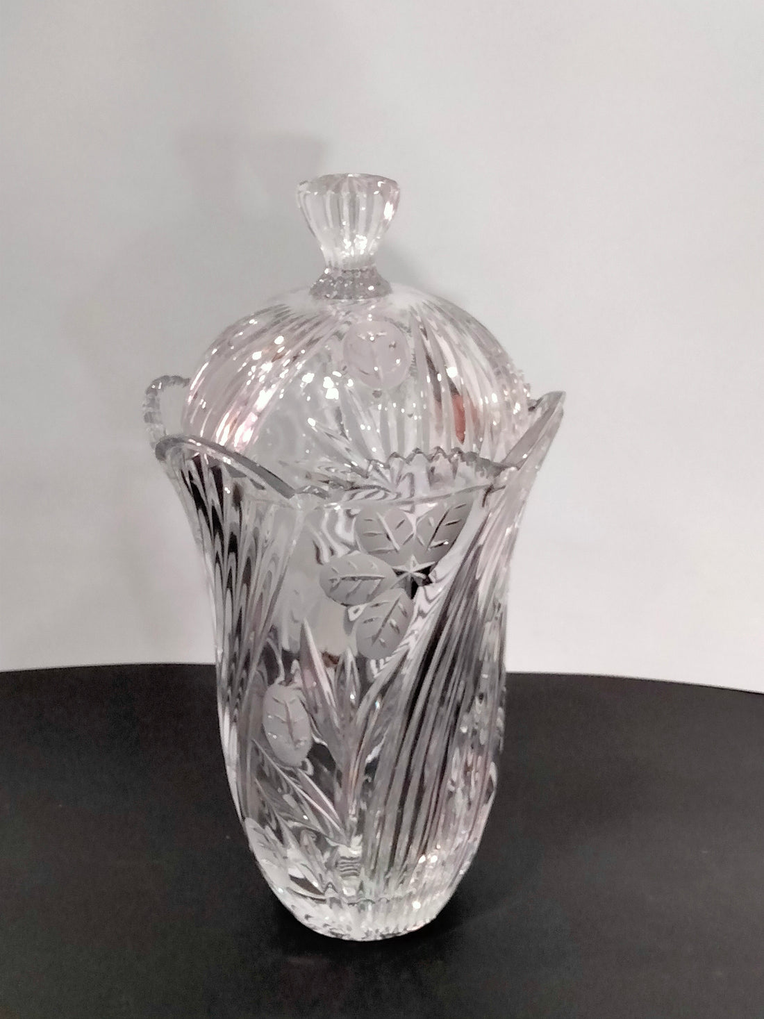 Bombonera de Cristal Tallado - Exclusiva para tu Hogar con diseño floral y tapa decorativa. Ideal para decoración elegante en salones o comedores.