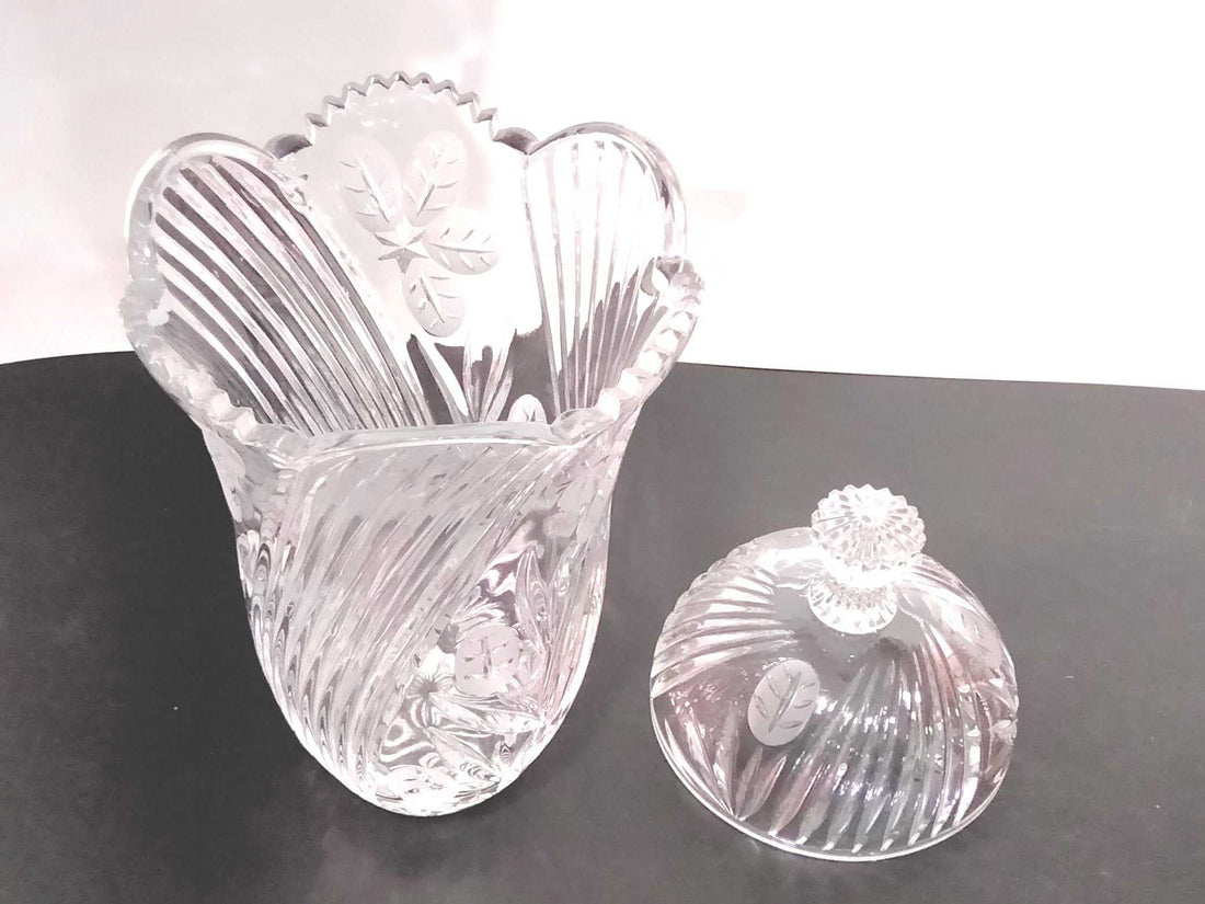 Bombonera de Cristal Tallado - Exclusiva para tu Hogar con diseño floral y tapa decorativa. Ideal para decoración elegante en salones o comedores.