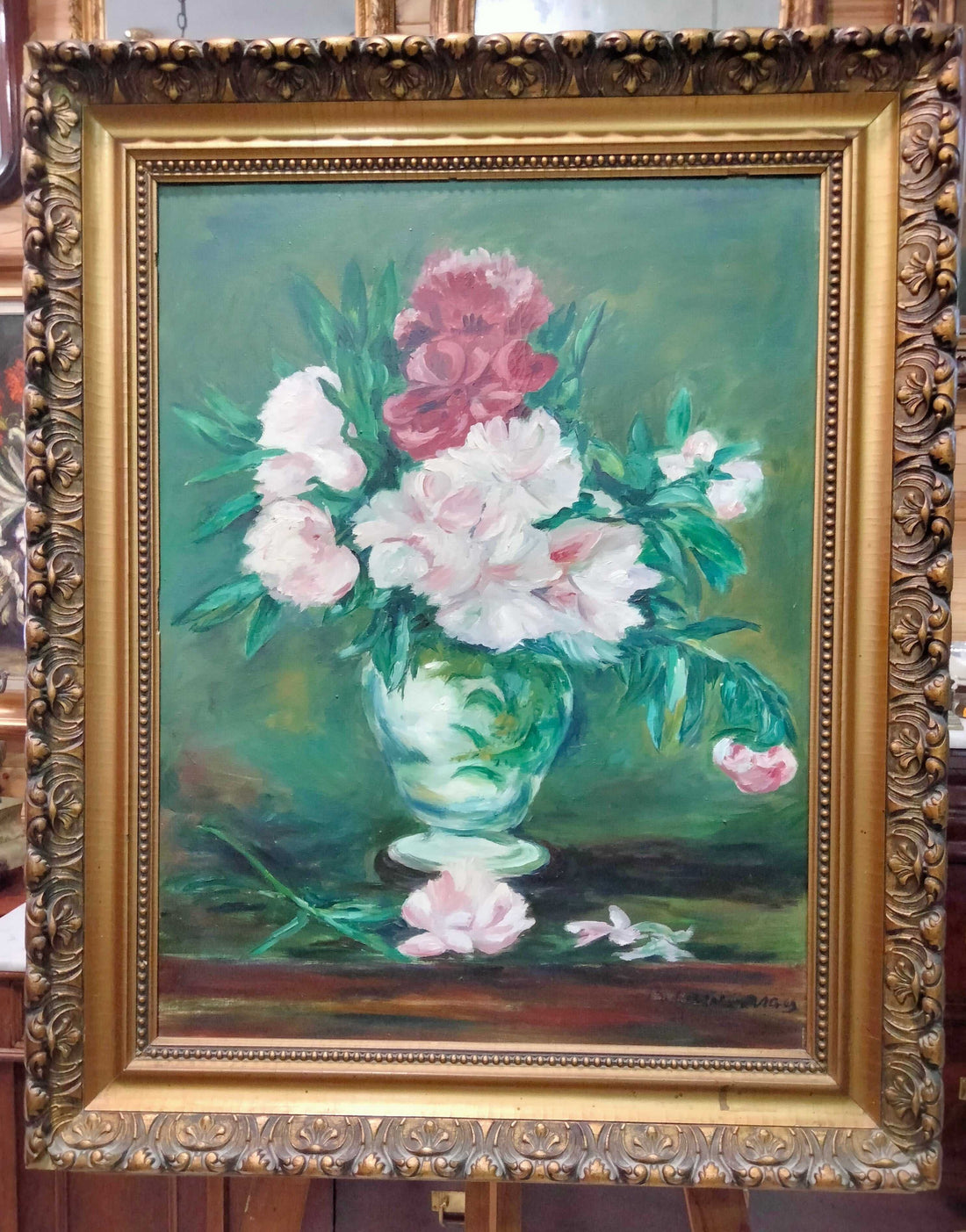 Óleo de florero pintado por B. Guamaras con flores rosadas y blancas en jarrón verde, ideal para decoración del hogar y jardín.