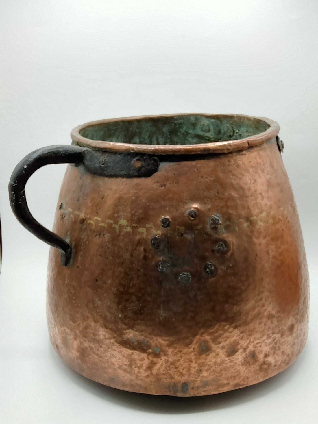 Olla de cobre del siglo XIX con acabado martillado y asa de hierro, ideal para decoración vintage en interiores rústicos o colecciones antiguas.