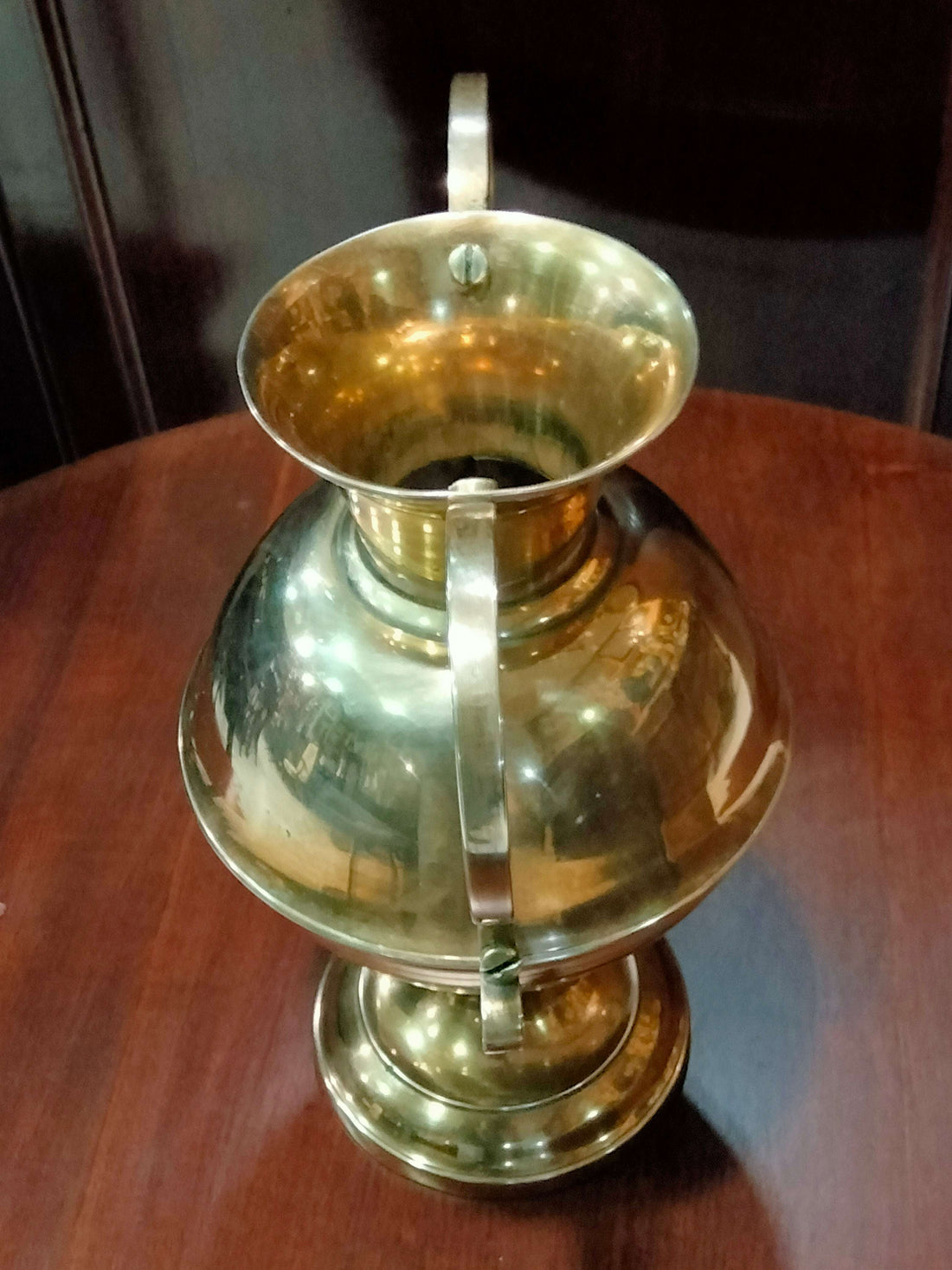 Ánfora antigua de bronce con detalles elegantes y asas curvas, ideal para decoración clásica en interiores. Pieza exclusiva de colección.