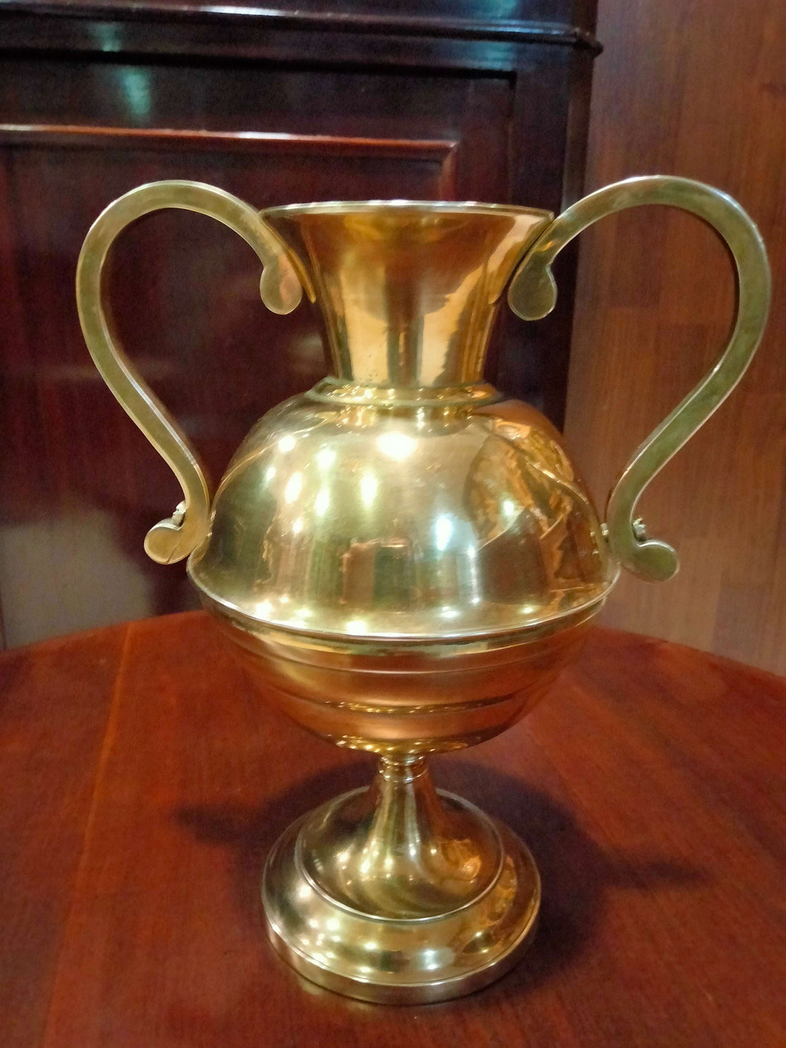 Ánfora antigua de bronce con detalles elegantes y asas curvas, ideal para decoración clásica en interiores. Pieza exclusiva de colección.