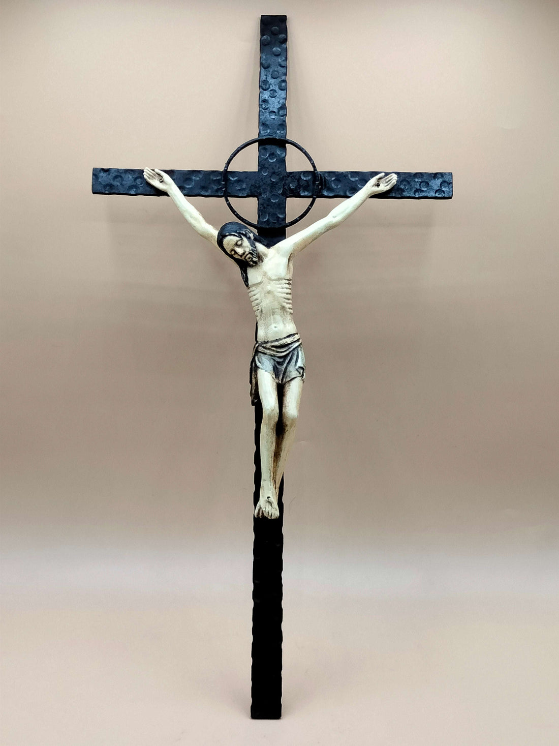 Crucifijo Madera Hierro - Crucifijo Polícromado de 50x26 cm con cruz de hierro forjado y figura de Cristo tallada en madera. Ideal para decoración sacra.