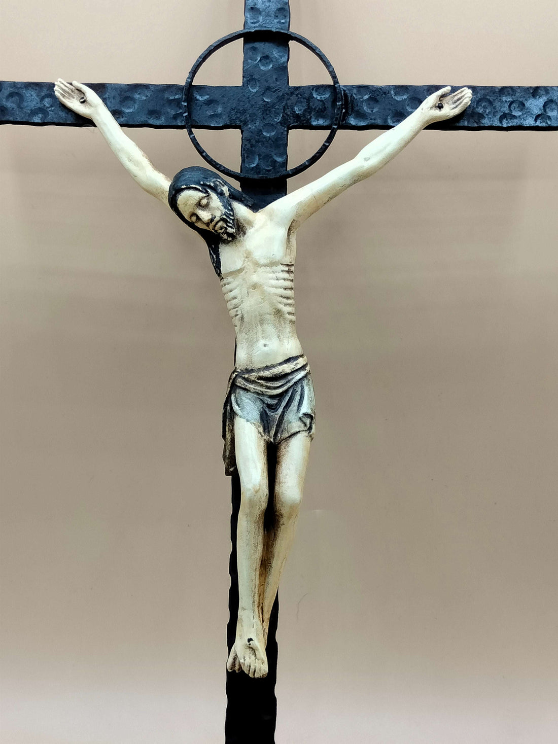 Crucifijo Madera Hierro - Crucifijo Polícromado de 50x26 cm con cruz de hierro forjado y figura de Cristo tallada en madera. Ideal para decoración sacra.
