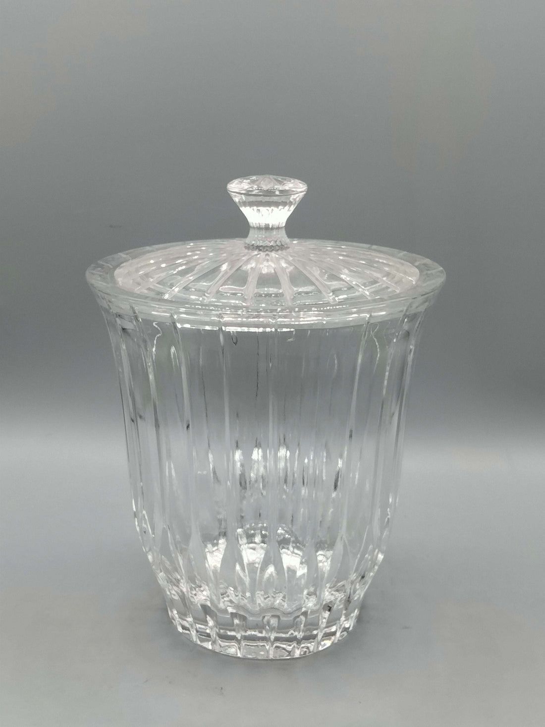 Bombonera de cristal única con diseño clásico acanalado, ideal para decoración vintage en el hogar. Perfecta para coleccionistas de decoración antigua.