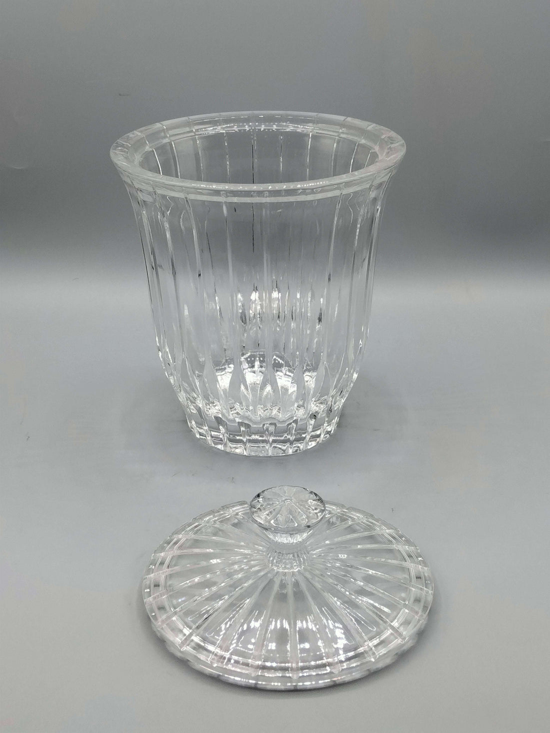 Bombonera de cristal única con diseño clásico acanalado, ideal para decoración vintage en el hogar. Perfecta para coleccionistas de decoración antigua.