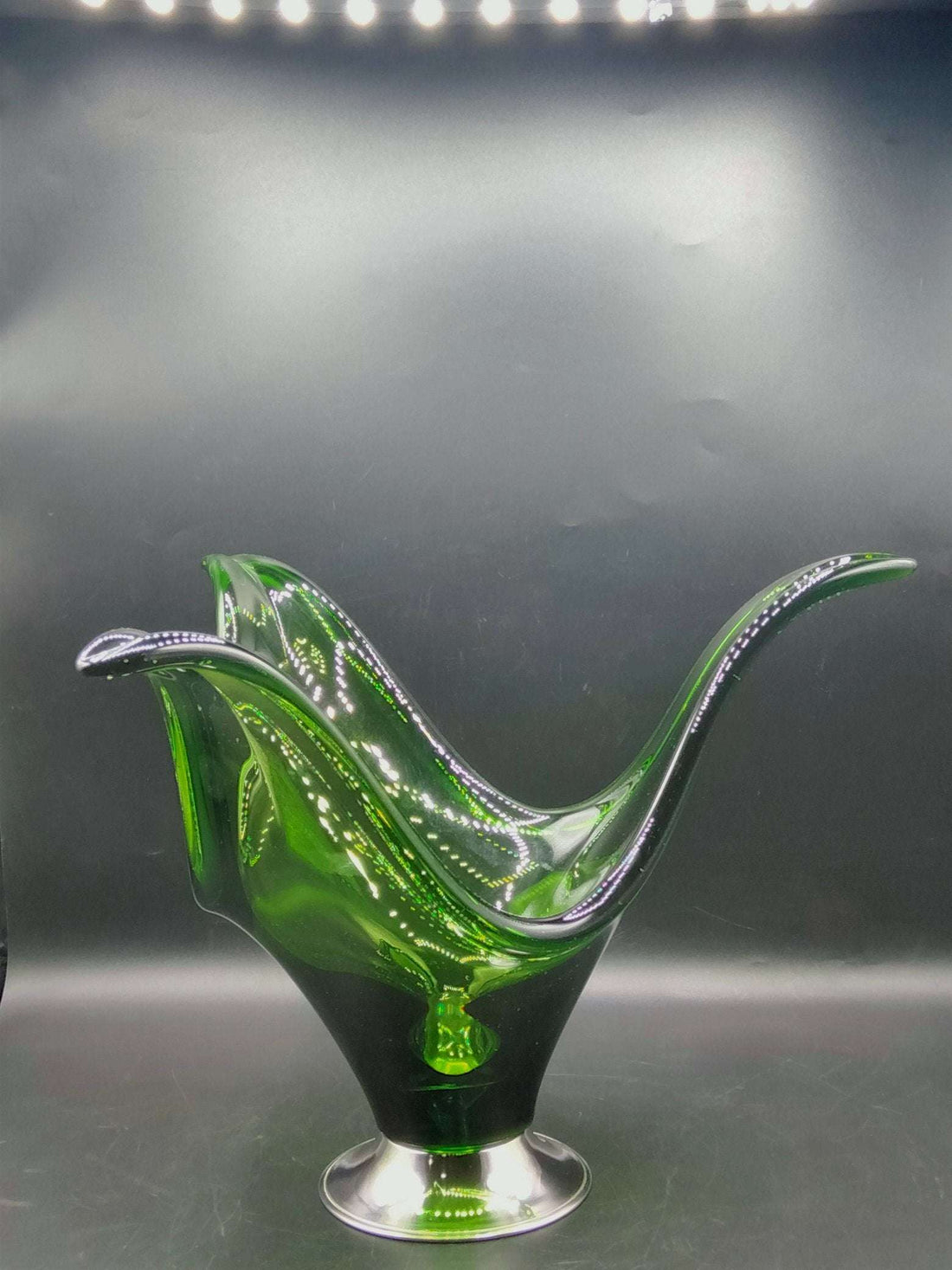 Centro de mesa Murano verde años 70 con base metal plateado, diseño curvo y elegante ideal para decoración vintage en el hogar.