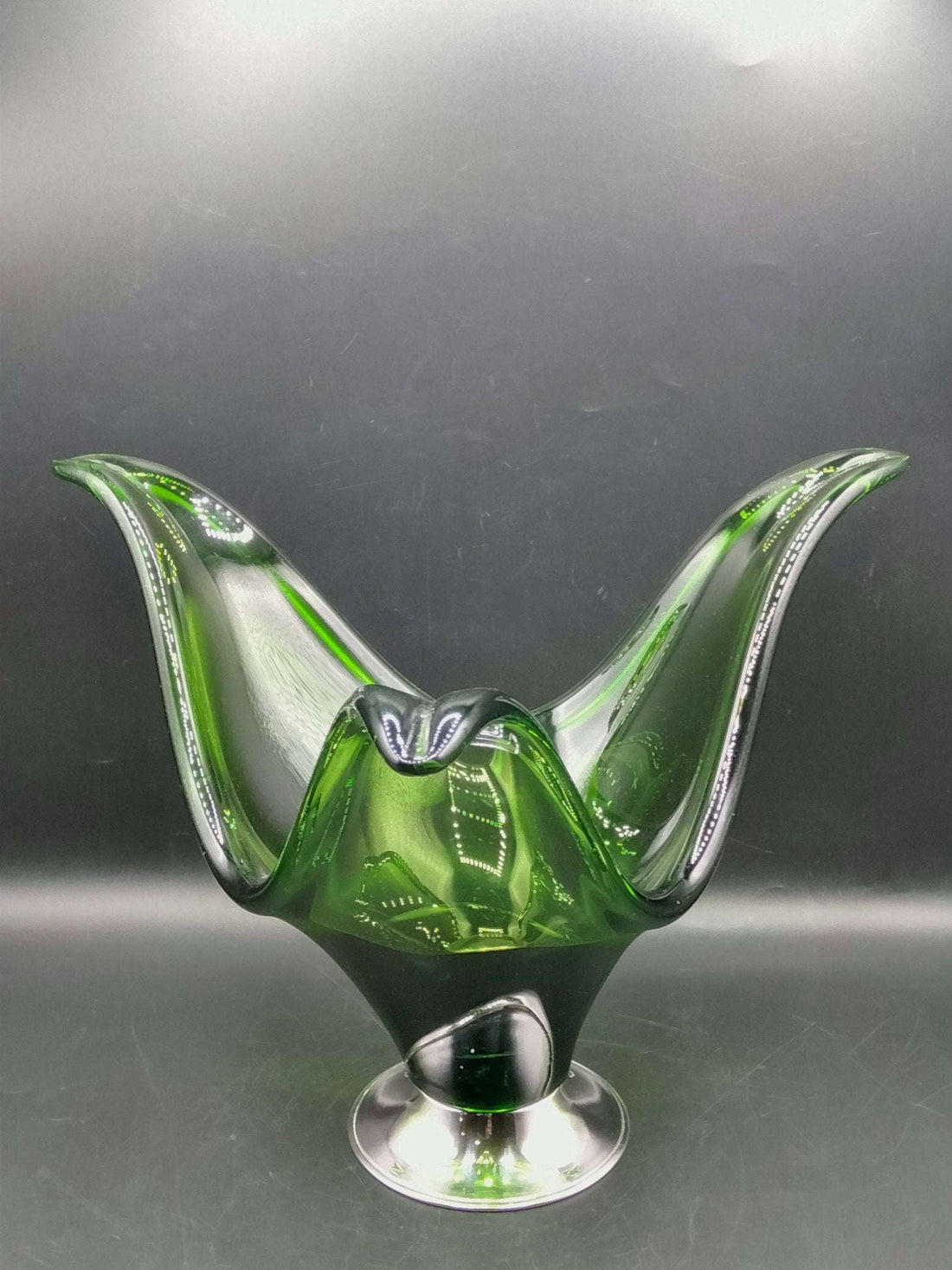 Centro de mesa Murano verde años 70 con base metal plateado, diseño curvo y elegante ideal para decoración vintage en el hogar.