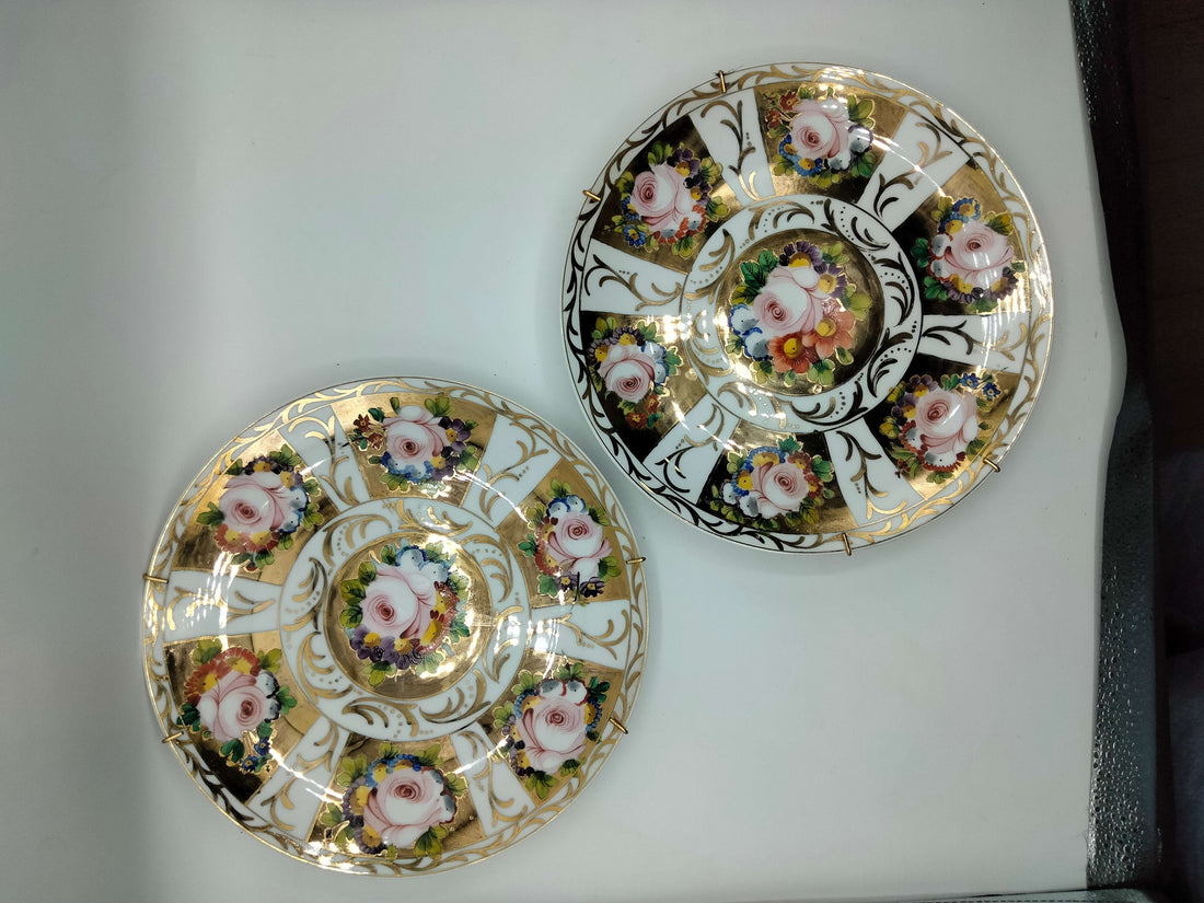 Platos de porcelana inglesa con decoración vintage de rosas pintadas a mano y detalles dorados. Ideal para decoración elegante en el hogar.