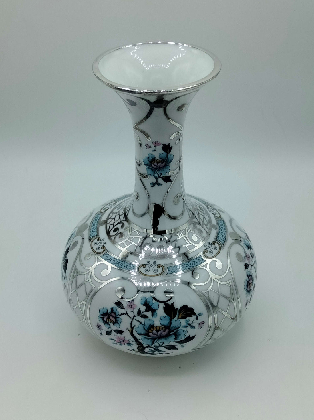 Jarron antiguo de metal esmaltado, calidad excepcional con diseño floral pintado a mano en tonos azul y plata, ideal para decoración elegante.