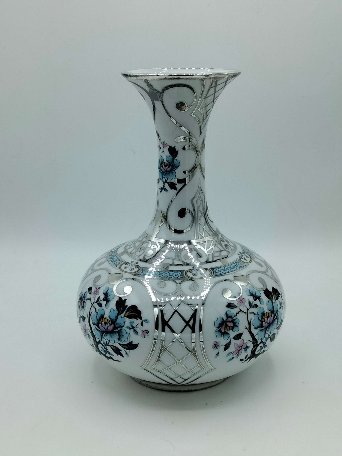 Jarron antiguo de metal esmaltado, calidad excepcional con diseño floral pintado a mano en tonos azul y plata, ideal para decoración elegante.