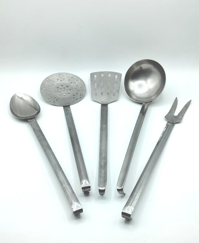 Juego completo de 5 utensilios de cocina antiguos en acero inoxidable, presentados sobre una superficie de madera.