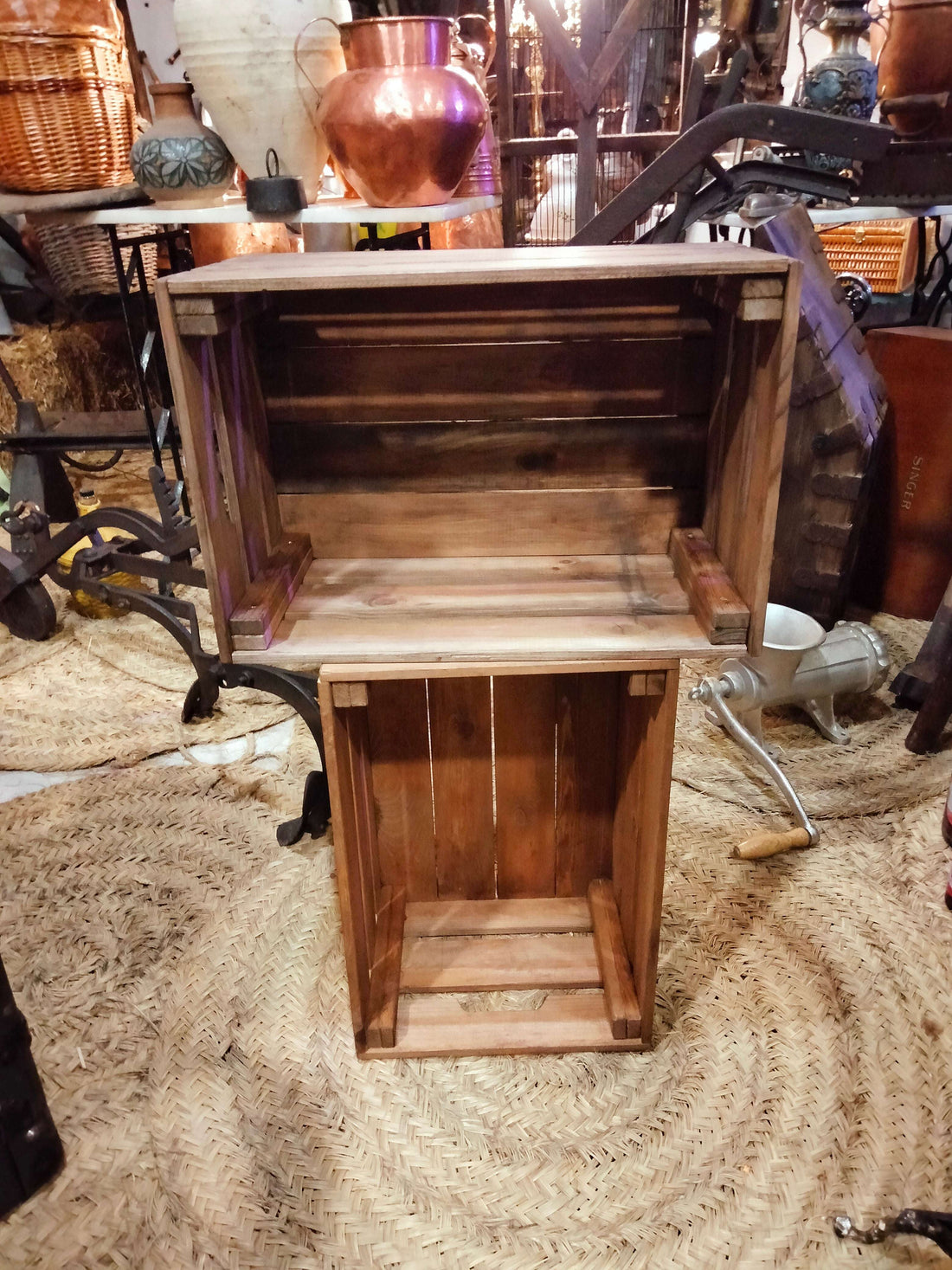 Caja de madera vintage con productos gourmet | Cositas Antiguas