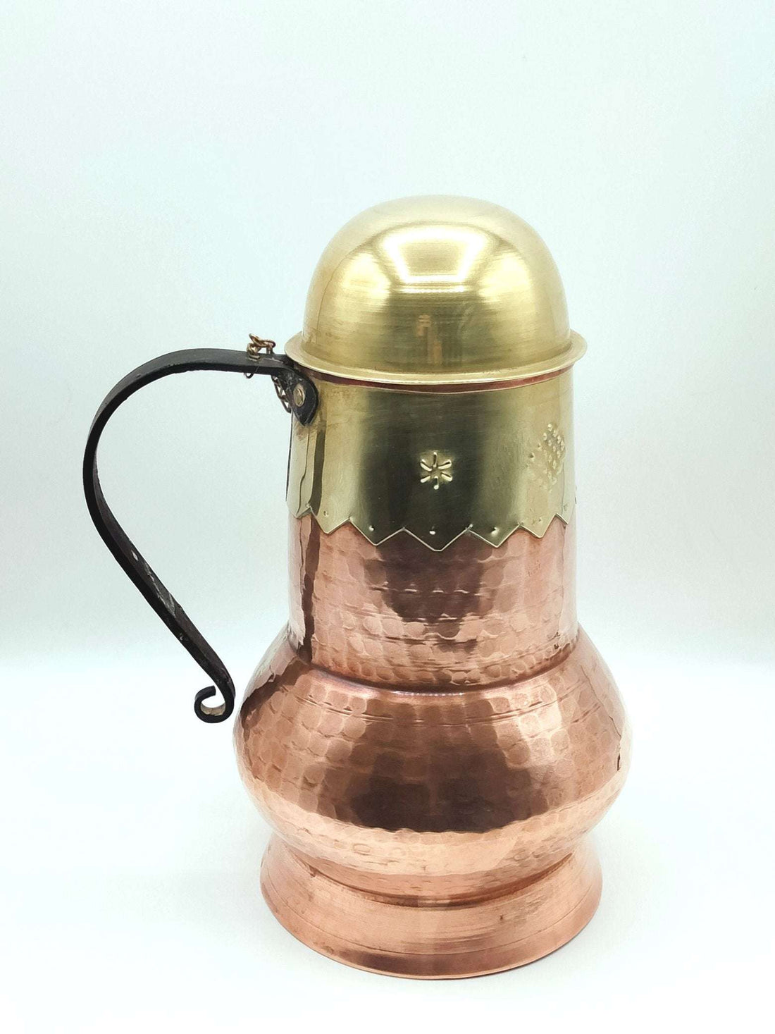 Jarra de cobre con tapadera dorada y mango de hierro forjado, estilo vintage árabe ideal para decoración en hogar y jardín.