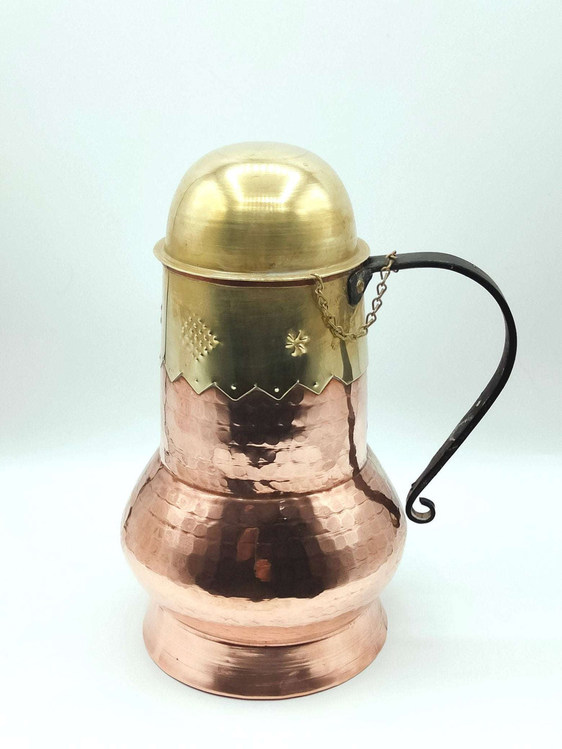 Jarra de cobre con tapadera dorada y mango de hierro forjado, estilo vintage árabe ideal para decoración en hogar y jardín.