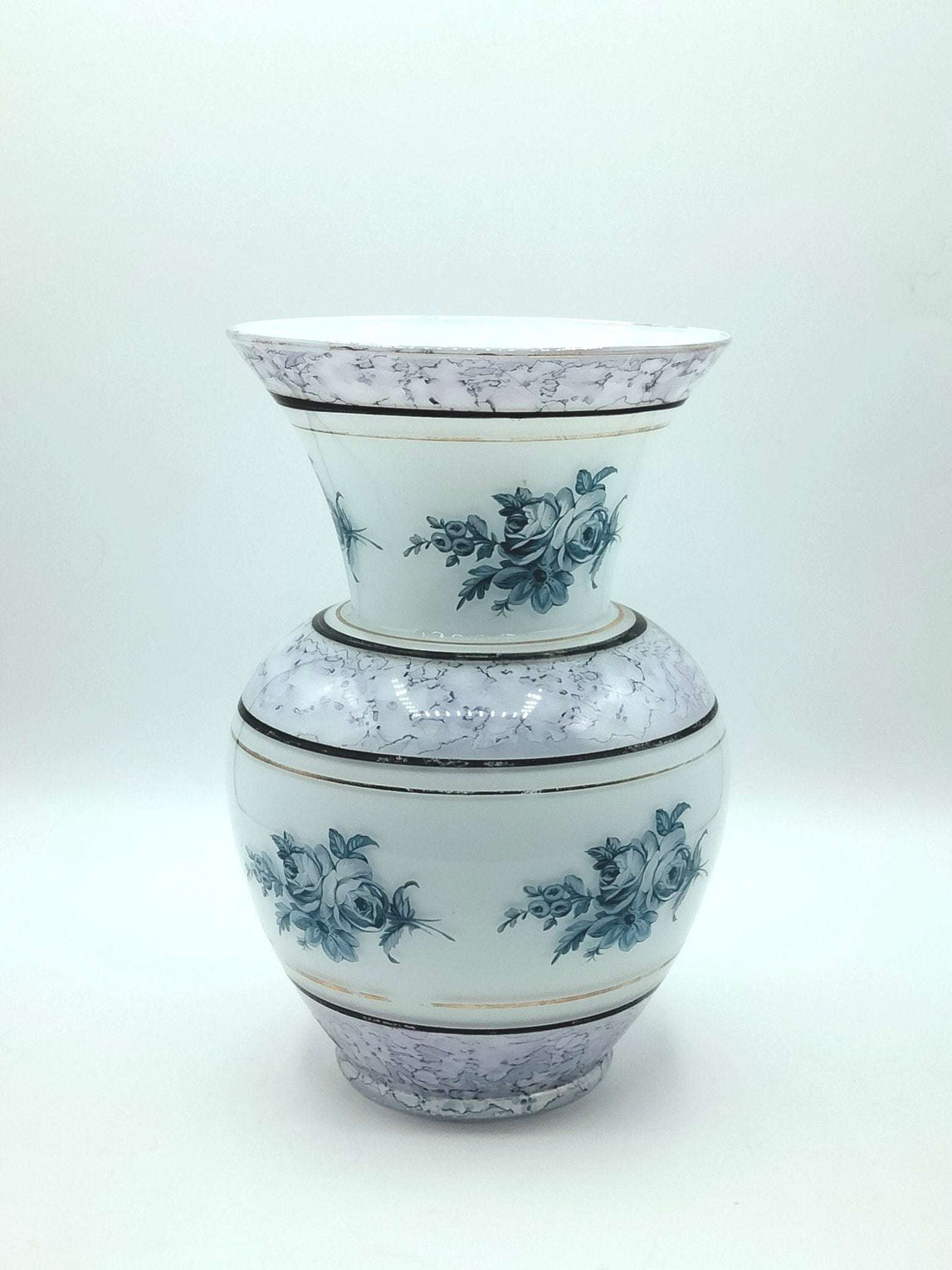 Jarrón de opalina antiguo con diseño floral pintado a mano en tonos azul y gris. Decoración elegante para el hogar con acabado artesanal de alta calidad.