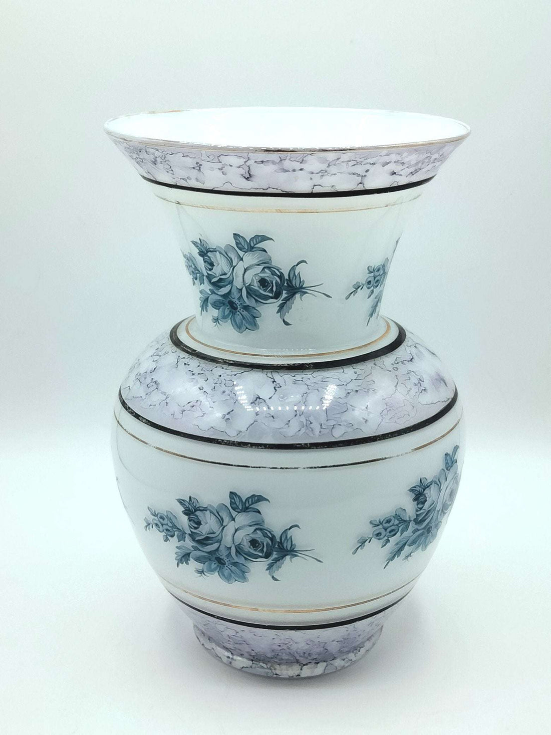 Jarrón de opalina antiguo con diseño floral pintado a mano en tonos azul y gris. Decoración elegante para el hogar con acabado artesanal de alta calidad.