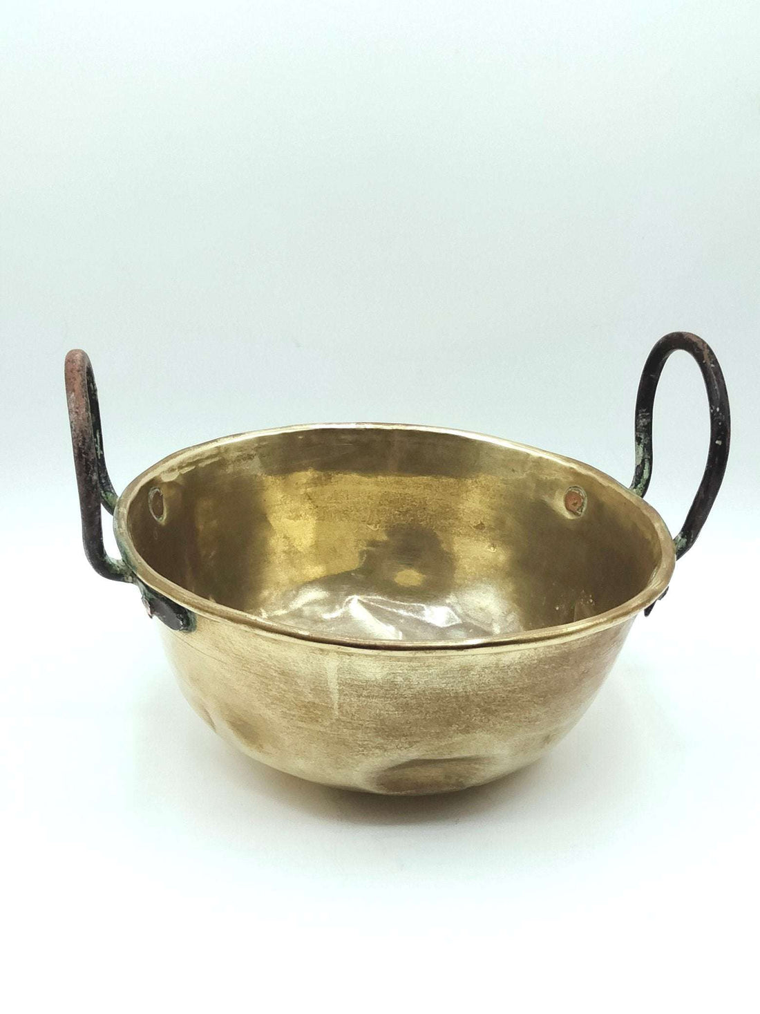 Perol de metal antiguo con asas de hierro, ideal para decoración rústica. Calidad y estilo para tu colección de cocina vintage.