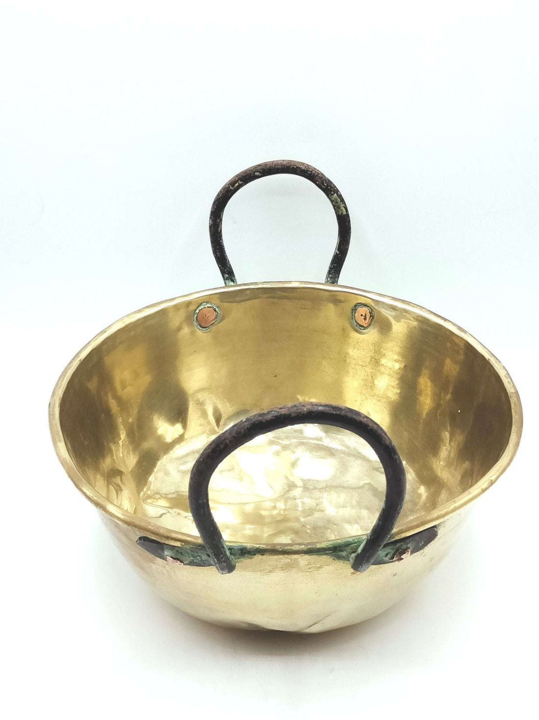 Perol de metal antiguo con asas de hierro, ideal para decoración rústica. Calidad y estilo para tu colección de cocina vintage.