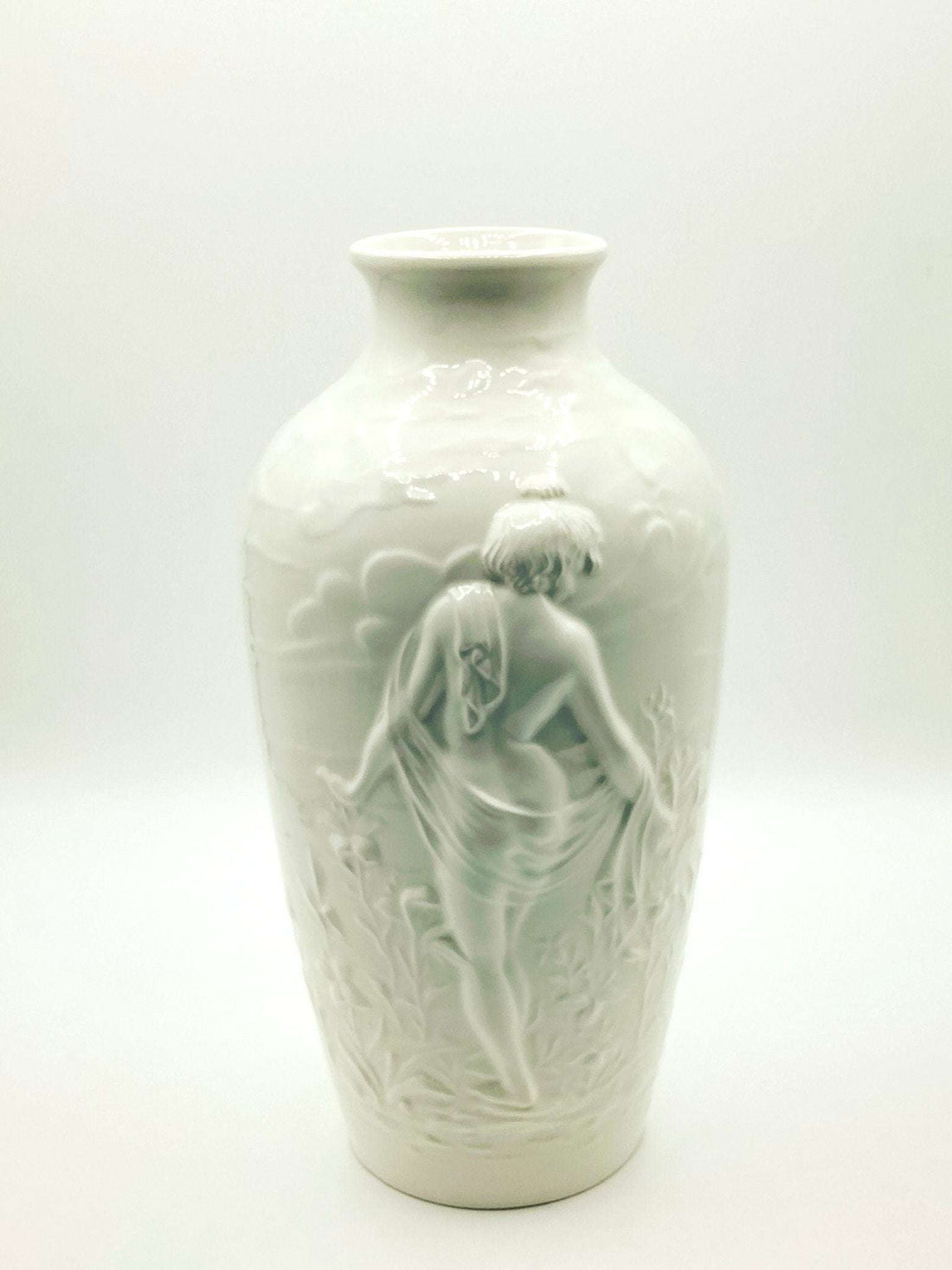 Jarron decorado mujer - Cartuja Sevilla en cerámica blanca con relieve de figura femenina clásica, ideal para decoración vintage de interiores.