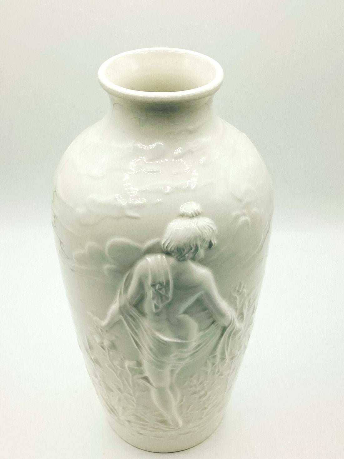 Jarron decorado mujer - Cartuja Sevilla en cerámica blanca con relieve de figura femenina clásica, ideal para decoración vintage de interiores.