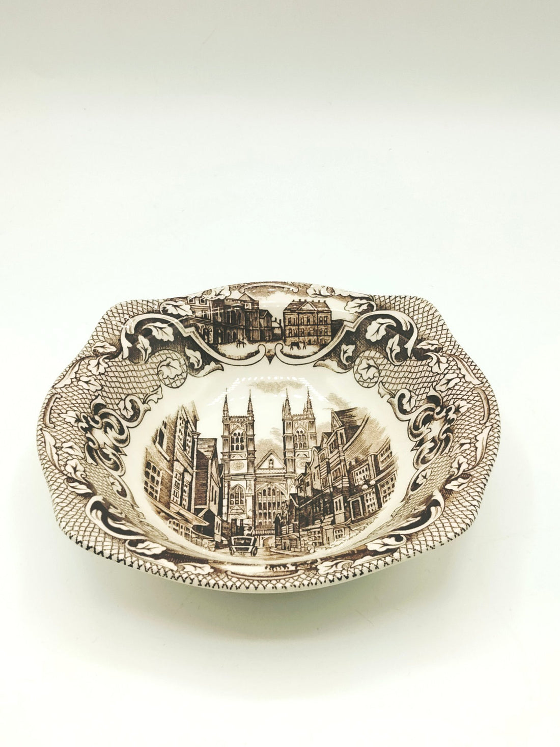 Cuenco Johnson Bross. inglés de porcelana 14x3 cm con diseño clásico de edificios históricos en tonos sepia. Ideal para decoración vintage en el hogar.