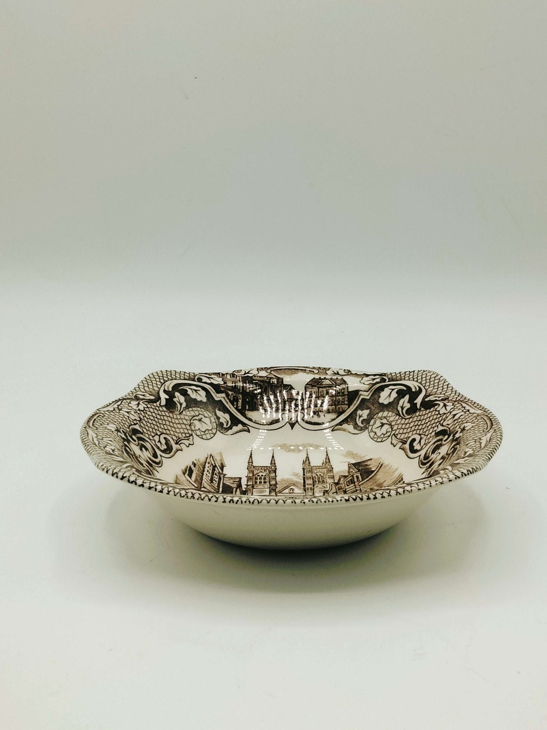 Cuenco Johnson Bross. inglés de porcelana 14x3 cm con diseño clásico de edificios históricos en tonos sepia. Ideal para decoración vintage en el hogar.