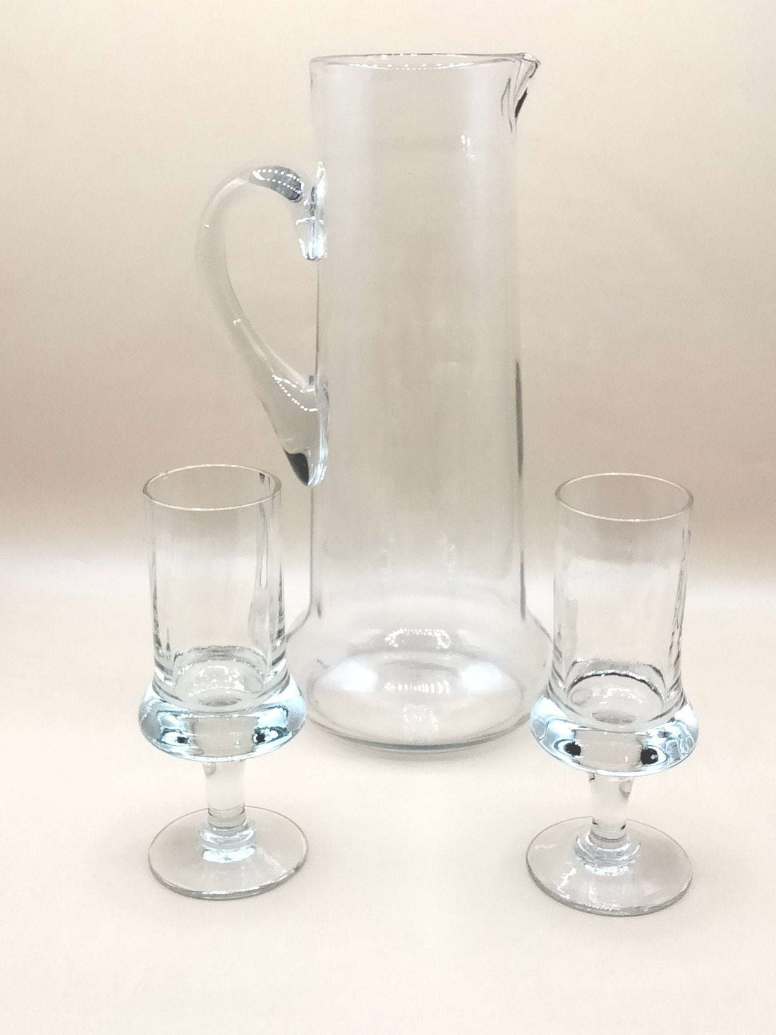 Cristalería Juego Exclusivo - Juegos de Cristalería | Diseño Artesanal con jarra alta y dos copas de cristal soplado. Ideal para servir agua con elegancia.