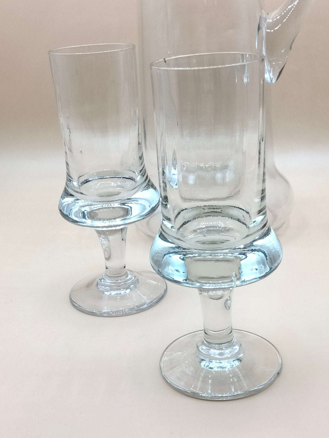 Cristalería Juego Exclusivo - Juegos de Cristalería | Diseño Artesanal con jarra alta y dos copas de cristal soplado. Ideal para servir agua con elegancia.