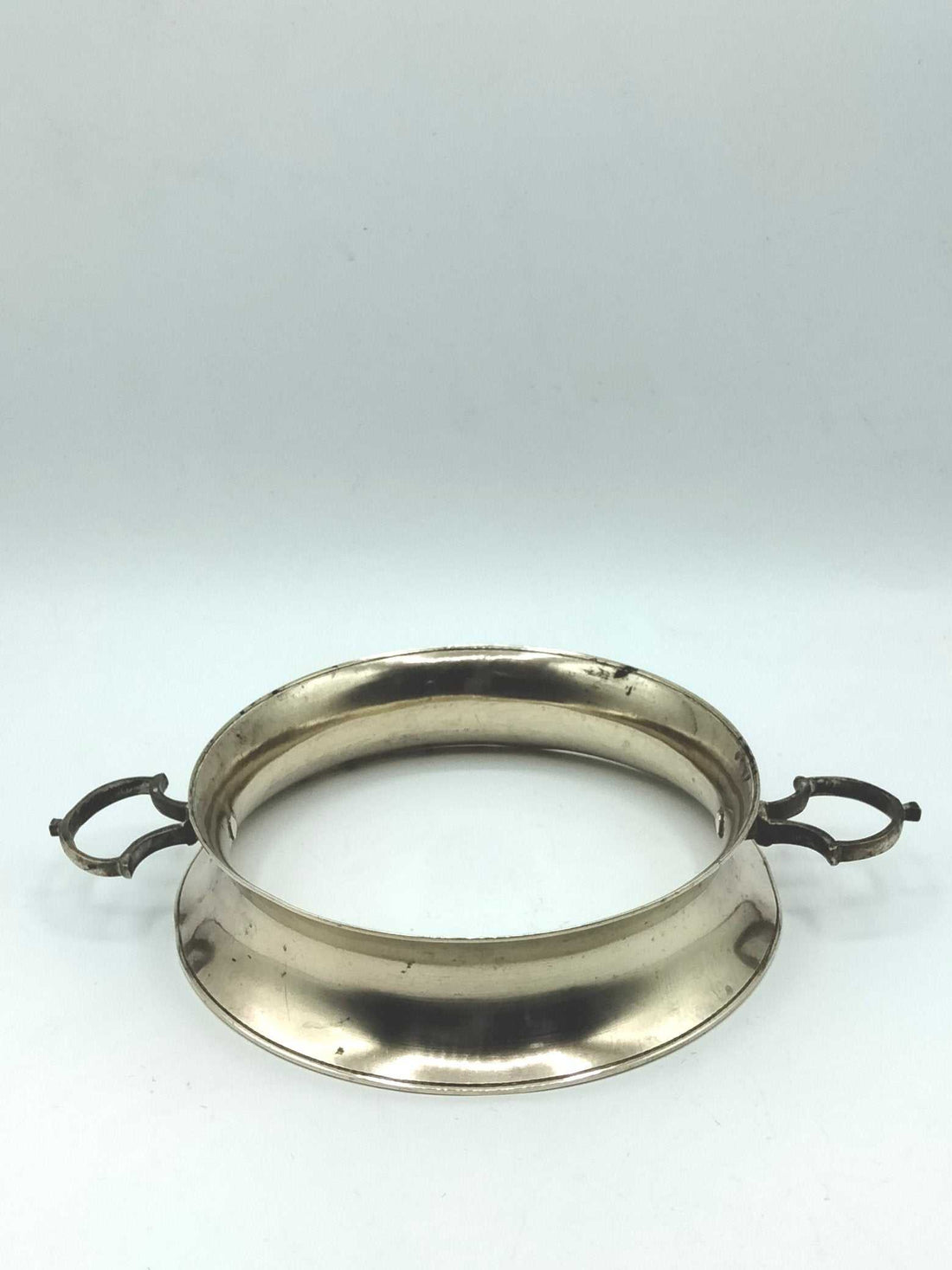 Apoya ollas reversible de metal con asas laterales, ideal para dos tamaños de olla. Diseño duradero y versátil para decoración de cocina retro.