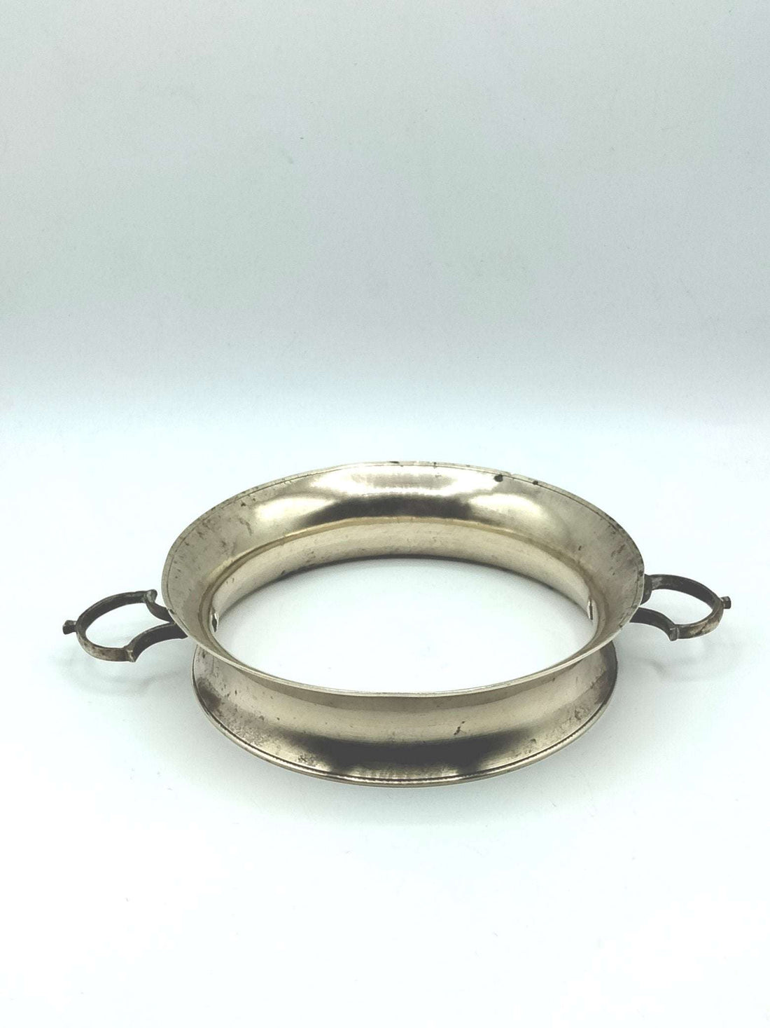 Apoya ollas reversible de metal con asas laterales, ideal para dos tamaños de olla. Diseño duradero y versátil para decoración de cocina retro.