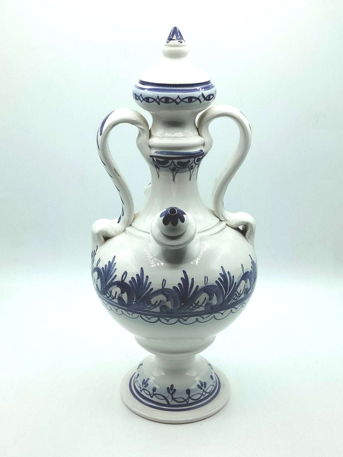 Botijo artesanal azul de cerámica esmaltada con detalles pintados a mano en blanco y azul. Decoración única para el hogar con estilo tradicional.