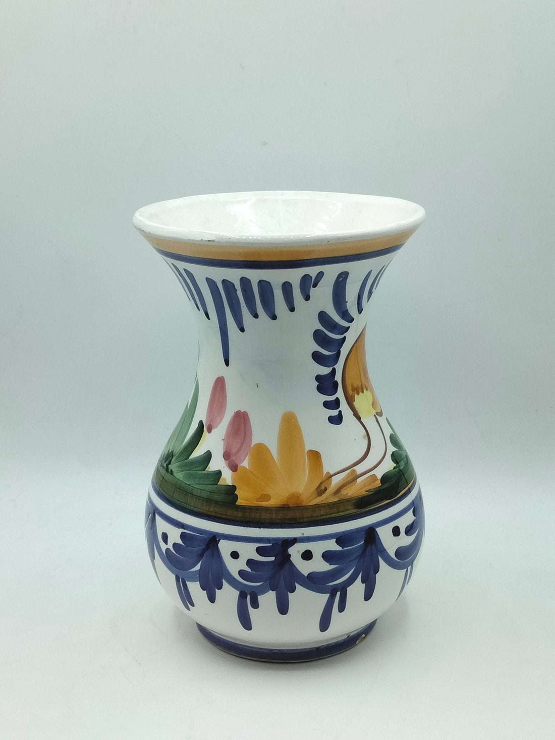 Florero de cerámica artesanal con diseño único de animal pintado a mano, ideal para decoración de interiores. Jarrones de cerámica artesanal - Diseño Unico.