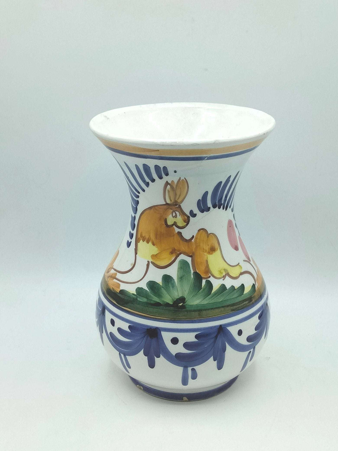 Florero de cerámica artesanal con diseño único de animal pintado a mano, ideal para decoración de interiores. Jarrones de cerámica artesanal - Diseño Unico.