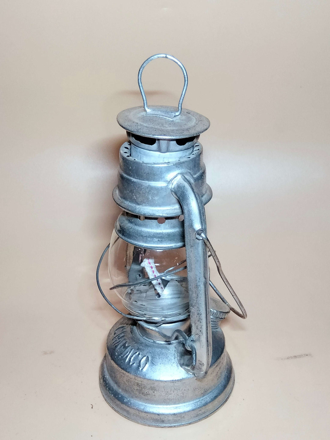 Lámpara de petróleo Chamaco con diseño nostálgico en metal plateado, ideal para decoración vintage en interiores o exteriores del hogar.