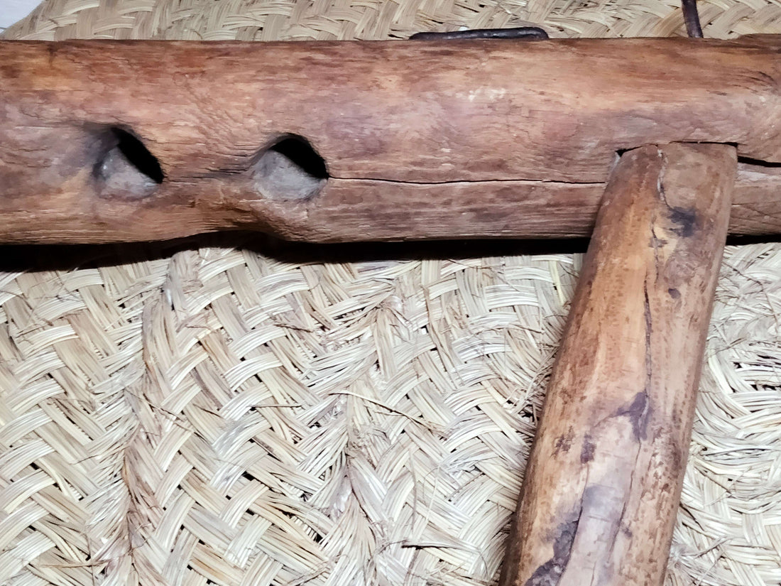 Yugo de costillas en encina para caballerizas, alta calidad, ideal como decoración rústica en establos o jardines. Pieza artesanal de madera robusta.