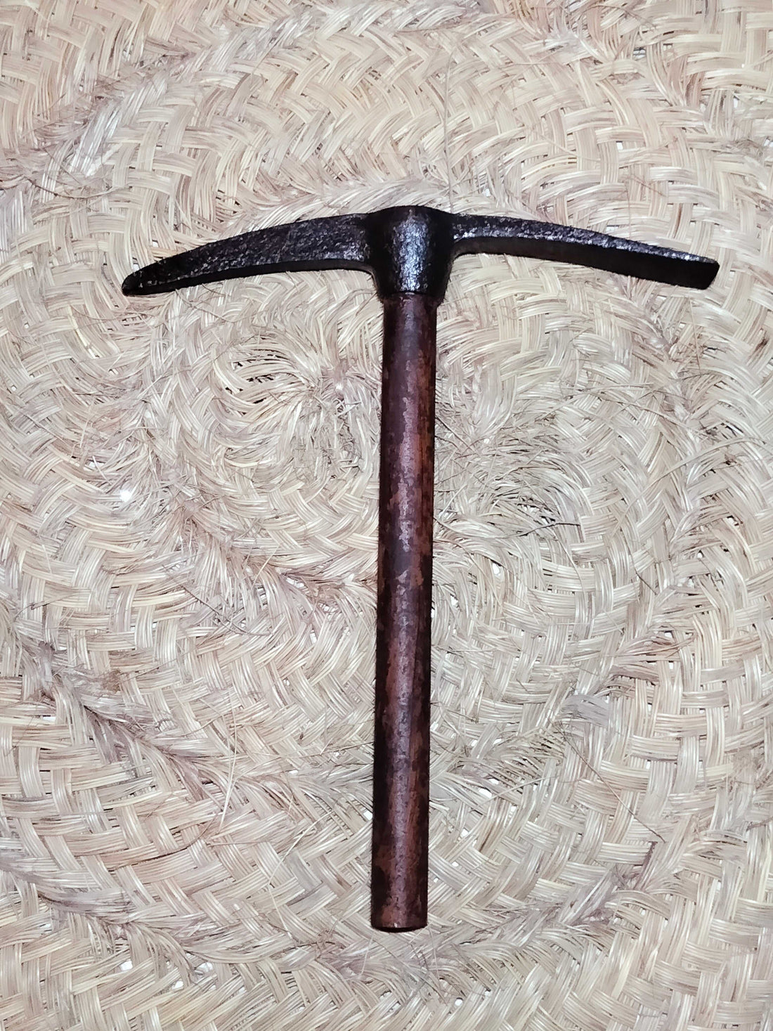 Pico-picola antigua para albañilería con mango de madera y cabeza de hierro forjado, ideal como decoración rústica en hogar o jardín. Herramienta de calidad coleccionable para espacios vintage.